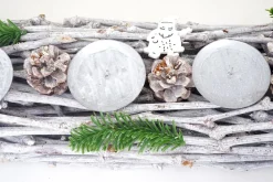 MCW Adventsgesteck länglich, Weihnachtsdeko Adventskranz, Holz 60x16x9cm weiß-grau ~ mit Kerzen, weiß Discount
