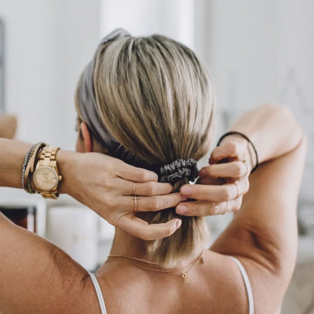 AILORIA Set Scrunchies S und M aus Seide DOUX grau Clearance
