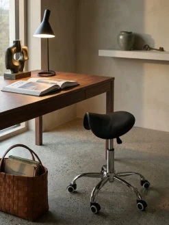 Arbeitshocker Kunstlederbezug mit Sattelsitz, höhenverstellbar und drehbar MENTON, 60x60x60 cm ^ KADIMA DESIGN Outlet