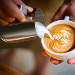 Edelstahl Milchkännchen mit Messskala - Milchkanne zum Aufschäumen von Milchschaum ^ Arendo Hot