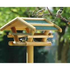 Futterhaus aus massivem Nadelholz mit grünem Bitumendach, inkl. Ständer ^ Dobar Discount
