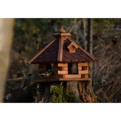 Dobar Rustikales XL-Vogelfutterhaus im Blockhaus-Stil mit rotem Bitumendach, Vogelhaus mit 6 Einfluglöchern mit rotem Dach Discount