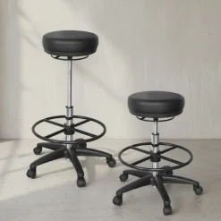 Arbeitshocker Livorno: Höhenverstellbar, Kunstleder-Sitzfläche, Kunststoff-Fußkreuz, drehbare Fußablage, 120 kg Belastbarkeit. ^ KADIMA DESIGN Online