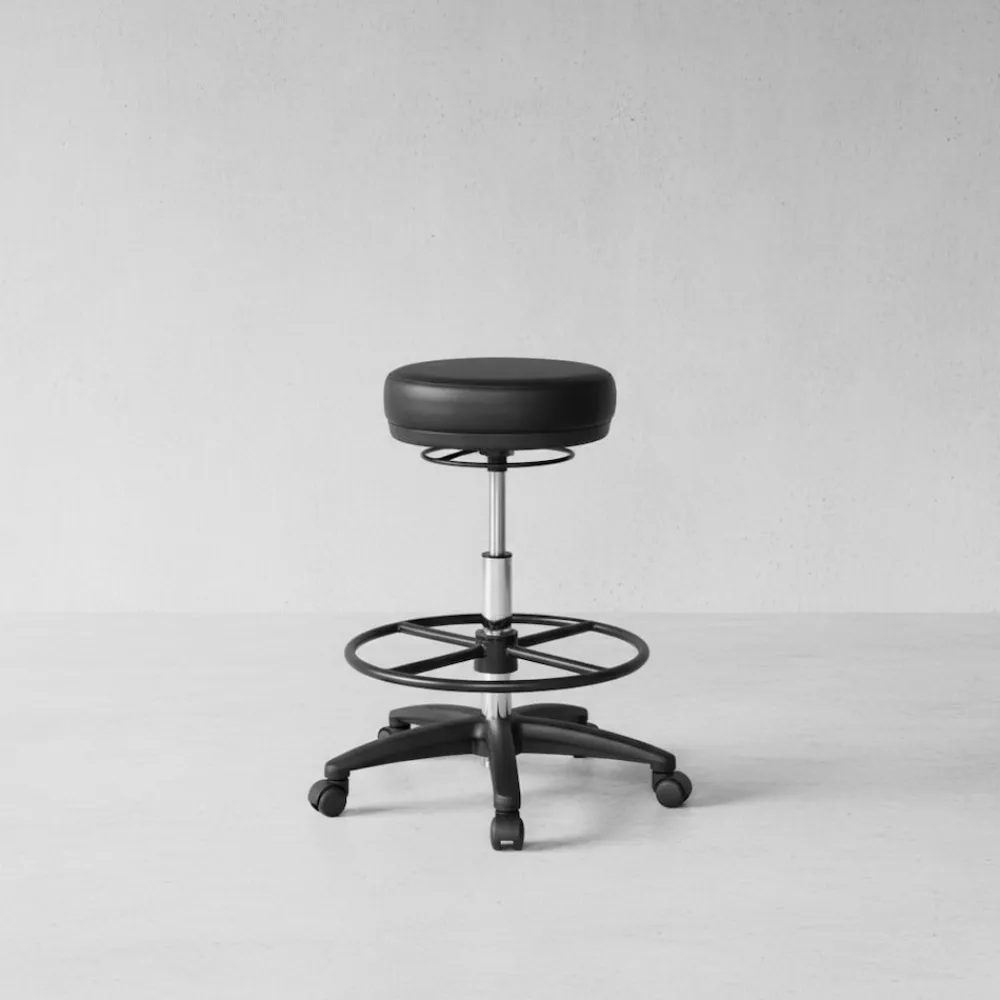 Arbeitshocker Livorno: Höhenverstellbar, Kunstleder-Sitzfläche, Kunststoff-Fußkreuz, drehbare Fußablage, 120 kg Belastbarkeit. ^ KADIMA DESIGN Online