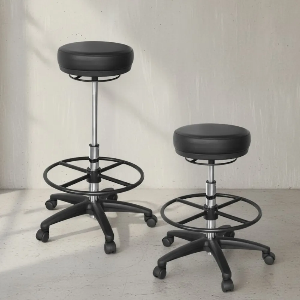 Arbeitshocker Livorno: Höhenverstellbar, Kunstleder-Sitzfläche, Kunststoff-Fußkreuz, drehbare Fußablage, 120 kg Belastbarkeit. ^ KADIMA DESIGN Online