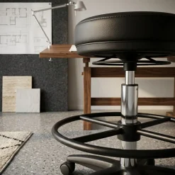 Arbeitshocker Livorno: Höhenverstellbar, Kunstleder-Sitzfläche, Kunststoff-Fußkreuz, drehbare Fußablage, 120 kg Belastbarkeit. ^ KADIMA DESIGN Online