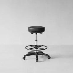 Arbeitshocker Livorno: Höhenverstellbar, Kunstleder-Sitzfläche, Kunststoff-Fußkreuz, drehbare Fußablage, 120 kg Belastbarkeit. ^ KADIMA DESIGN Online