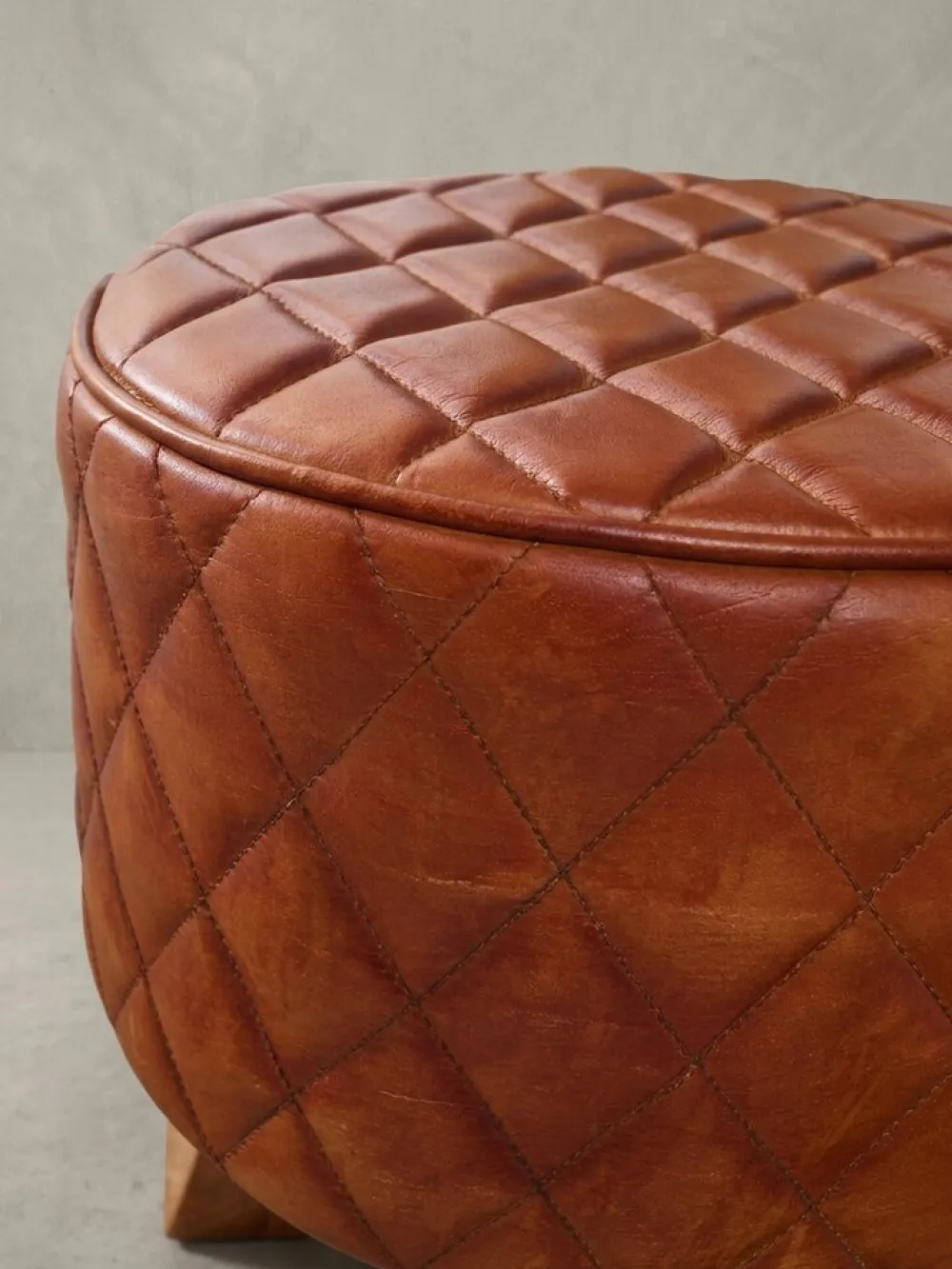 Extravaganter Sitzhocker mit Rautenmuster, Holz und Leder, 46 cm Höhe, Braun ^ KADIMA DESIGN Hot