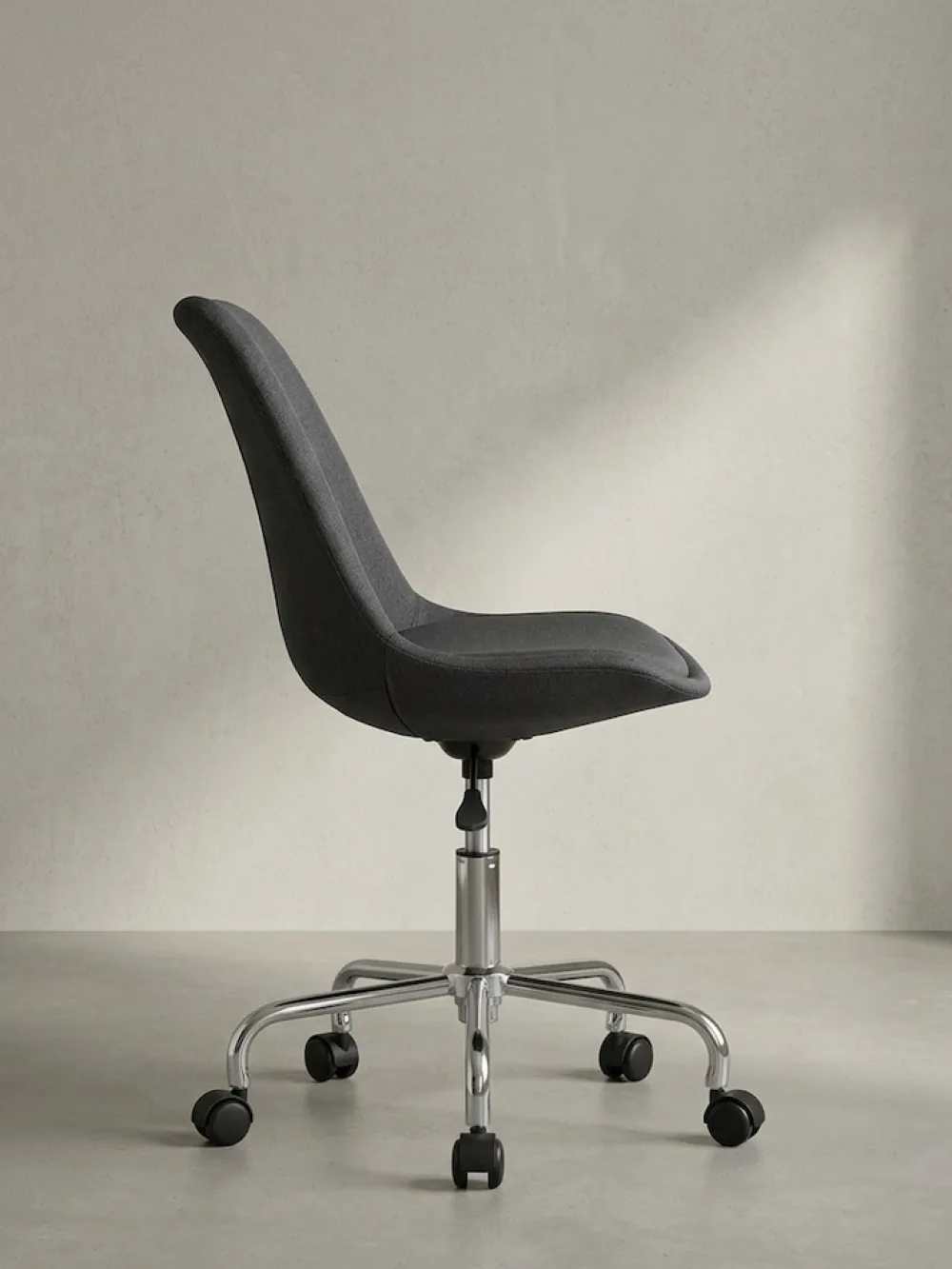 KADIMA DESIGN Schalenstuhl MESCHIO für Homeoffice, 360° Drehfunktion, max. 110 kg Belastung, in verschiedenen Farben Schwarz Outlet