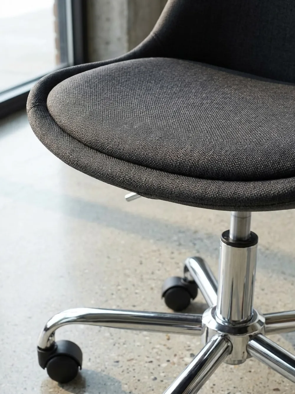 KADIMA DESIGN Schalenstuhl MESCHIO für Homeoffice, 360° Drehfunktion, max. 110 kg Belastung, in verschiedenen Farben Schwarz Outlet