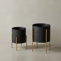KADIMA DESIGN Schwarz-Goldene Metall-Blumentöpfe im 2er Set, Elegante Runde Pflanzkübel