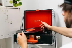 Plattenspieler mit Bluetooth®-Empfang und eingebauten Lautsprechern Schwarz / Rot ^ Lenco Online