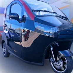 A03 – Elektrischer Dreirad-Kabinenroller in Schwarz Rot 45 km/h (optional 25 km/h) mit Lithium-Eisenphosphat-Akku (LiFePO4) ^ MADAT New