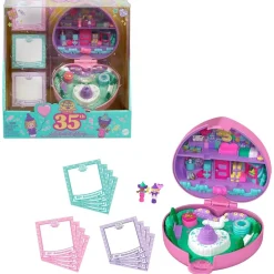 HWP20 - Polly Pocket - 35 Jahre Jubiläum – Partytime Stamper Compact Remake (1992) – Sammleredition mit Spielset, 2 Figuren uvm. ^ Mattel New