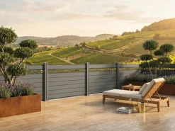 WPC-Sichtschutzzaun Valla – 5 Elemente mit 6 Pfosten – 130 cm Höhe mit Dekorelement – Grau ^ Prestige Home Living Outdoor Outlet