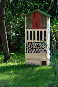 Dobar XXL Insektenhotel-Wand mit integriertem Igelhaus und Schmetterlingskasten Hot
