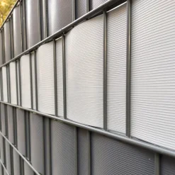 zaun|zu® Sichtschutzstreifen Rille PP für Doppelstabmatten Zaun 26m Grün